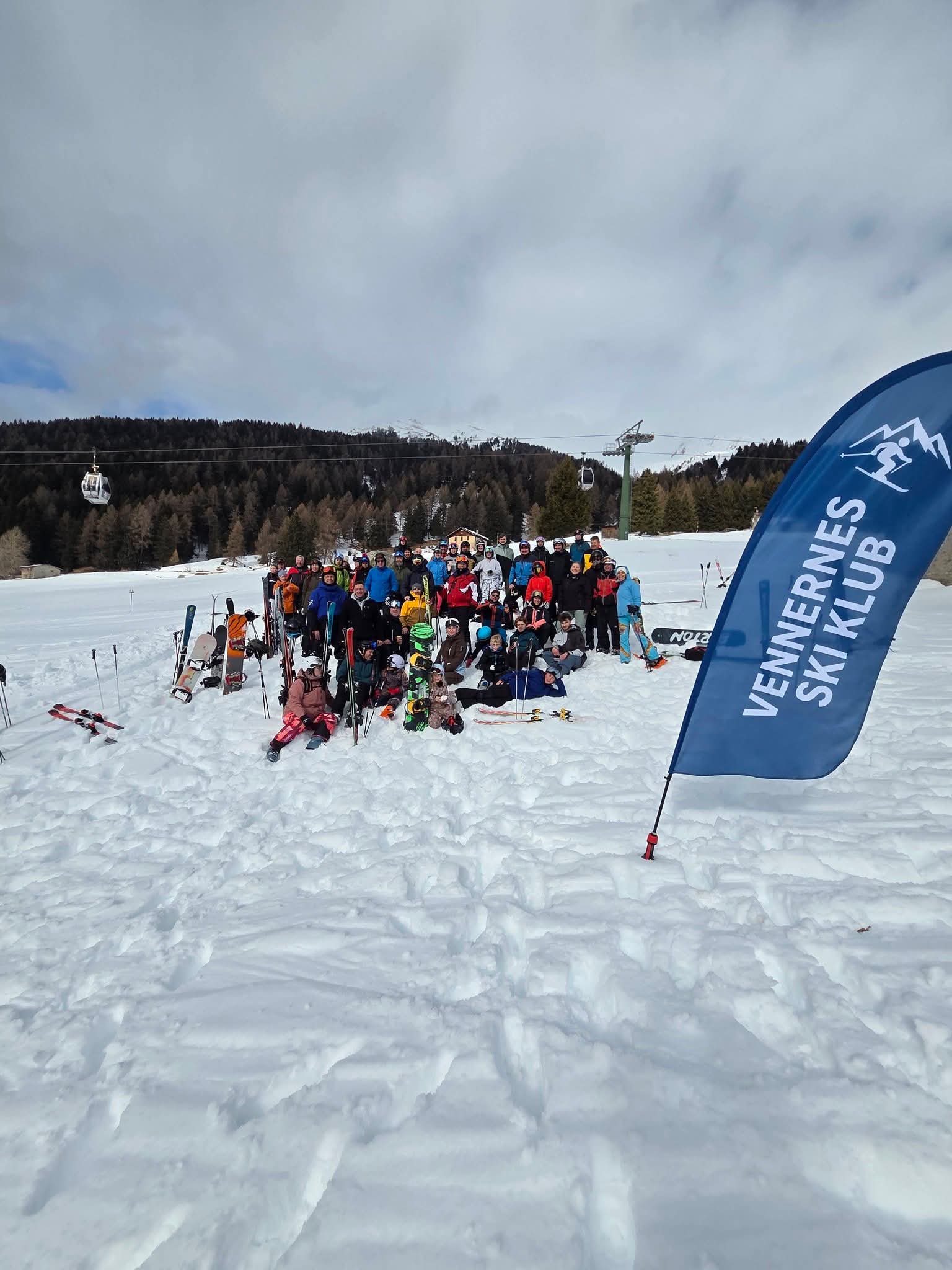 Deltagere fra Vennernes Ski Klub samlet på sneen