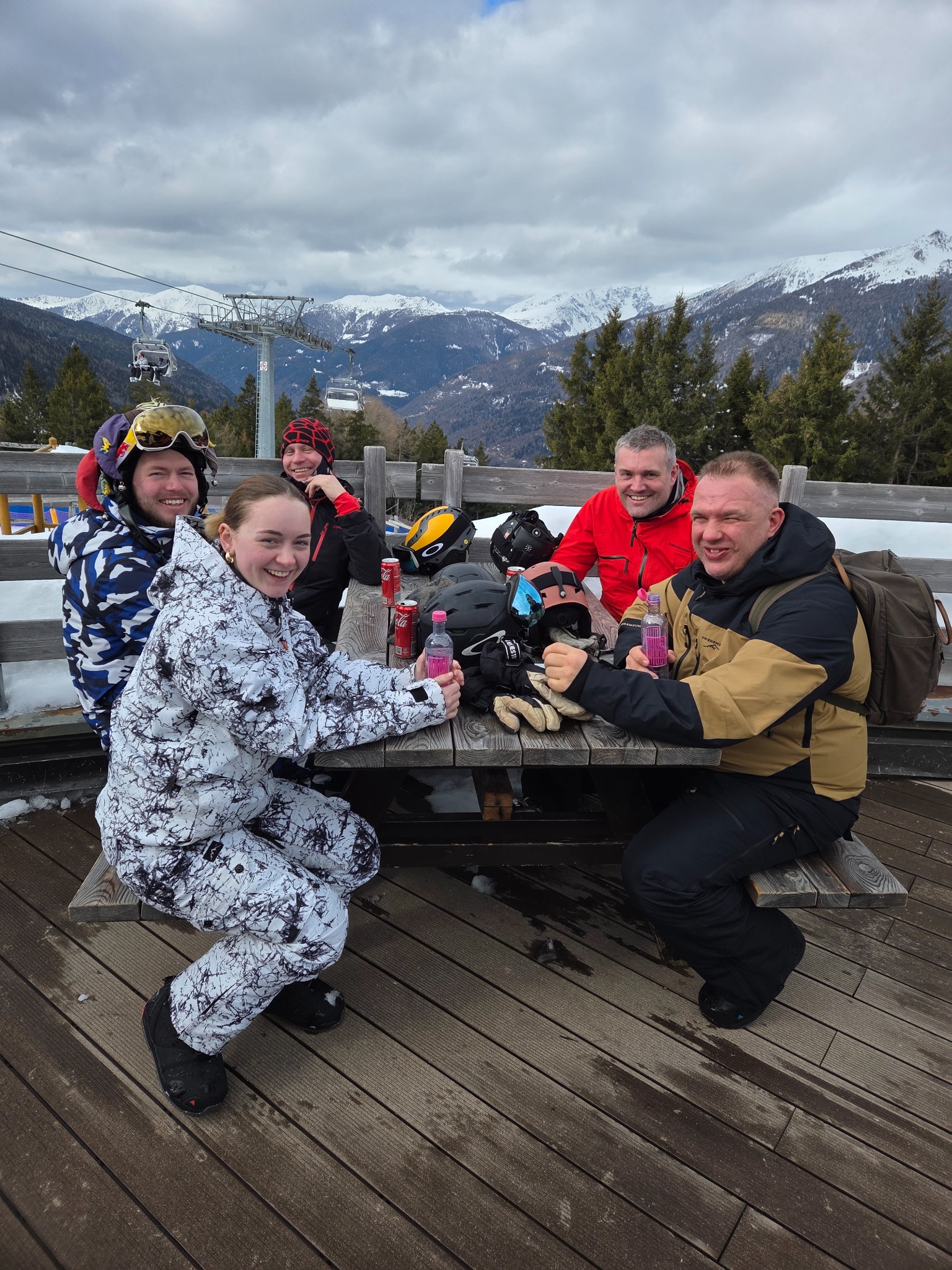 Hygge på terrasse i skiområdet